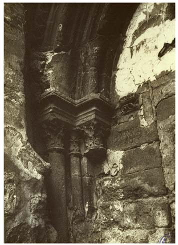 Eglise détail de chapiteaux de l'ancienne porte, août 1888